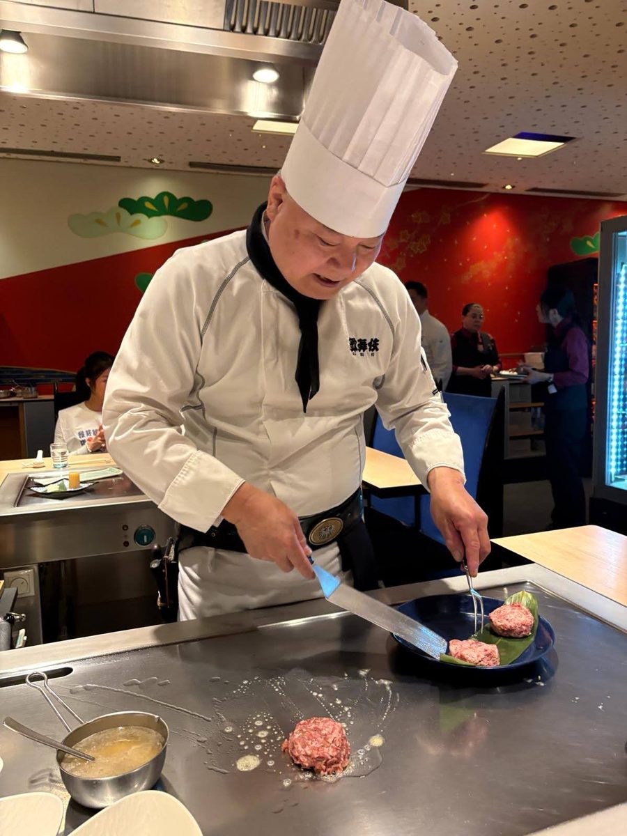 Chef Takahashi, Gründungskoch von KABUKI Frankfurt, am Teppan-Grill