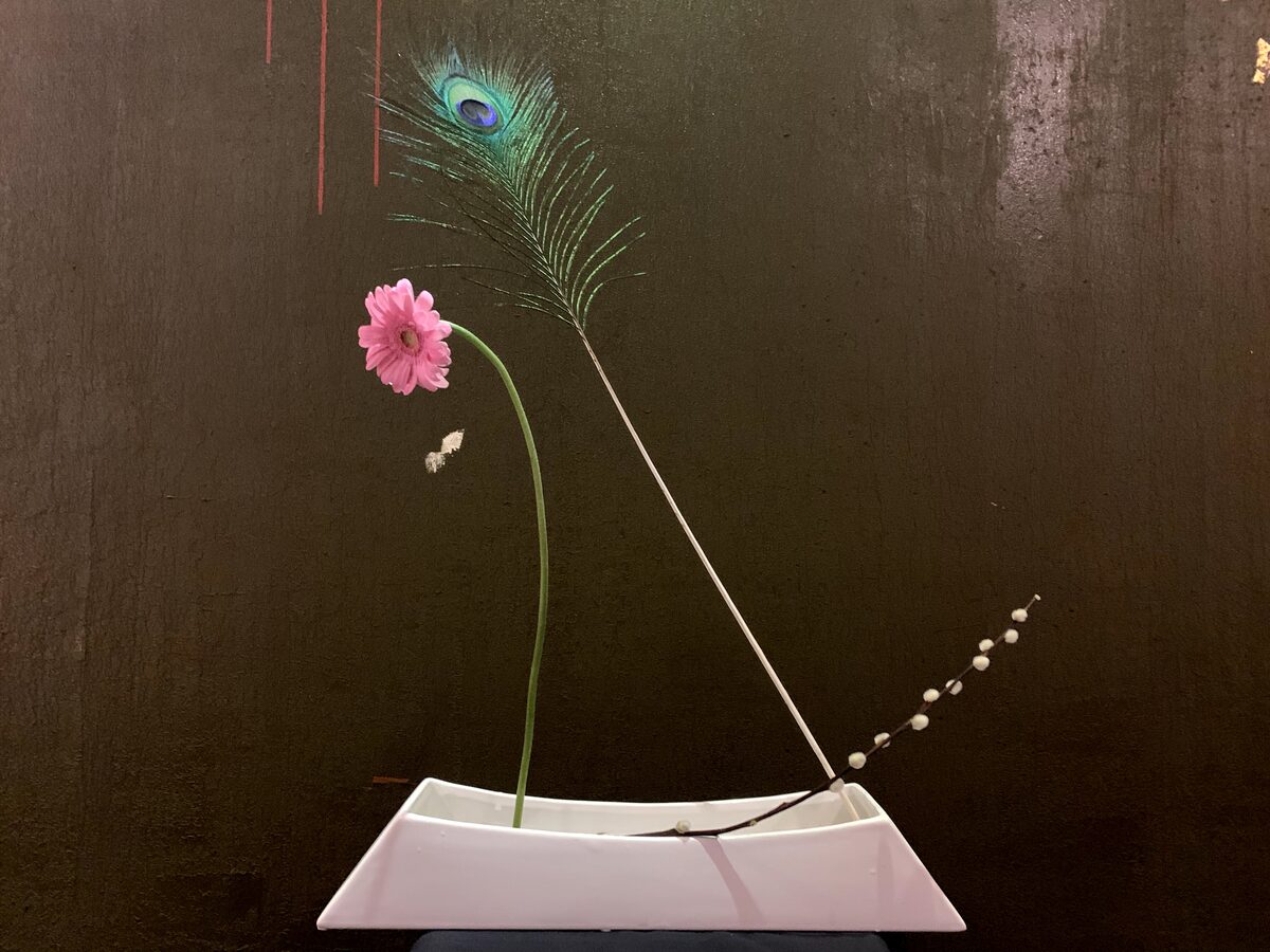 Ikebana mit Pfauenfeder im KABUKI